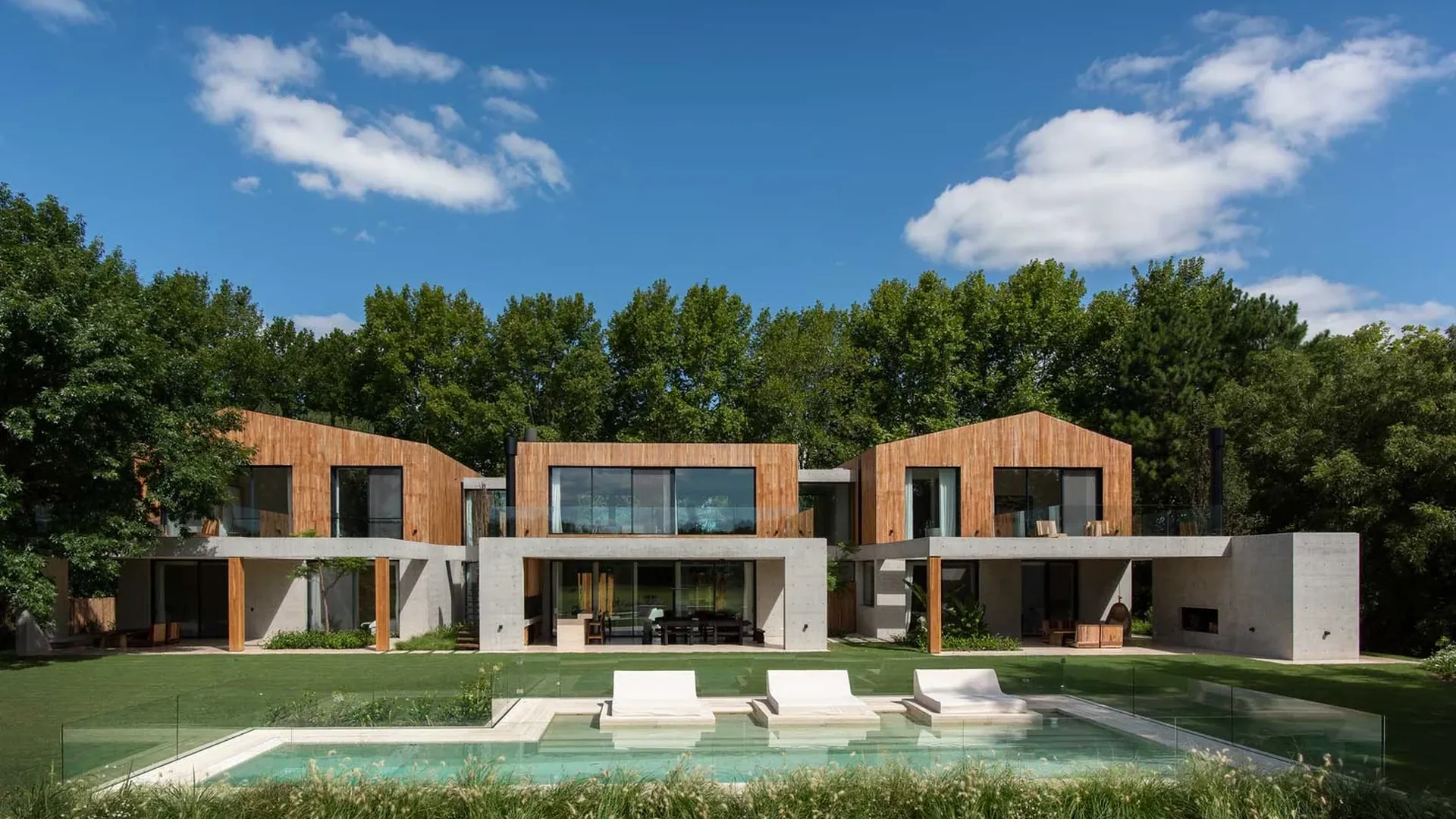 Casa abierta al jardín y piscina