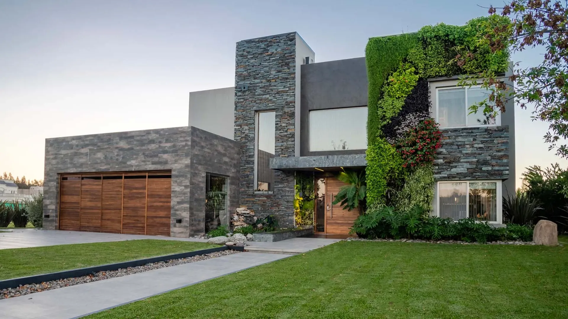 Fachada moderna con jardín vertical