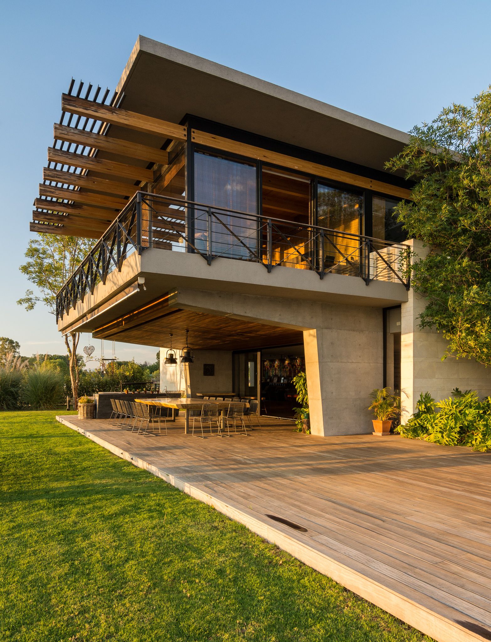 Referencia de casa de campo con madera, piedra y amplios ventanales