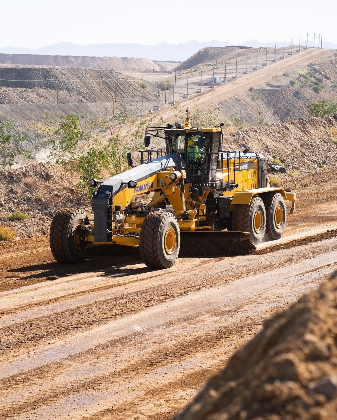 Nivelación de terreno con motoniveladora y bulldozer