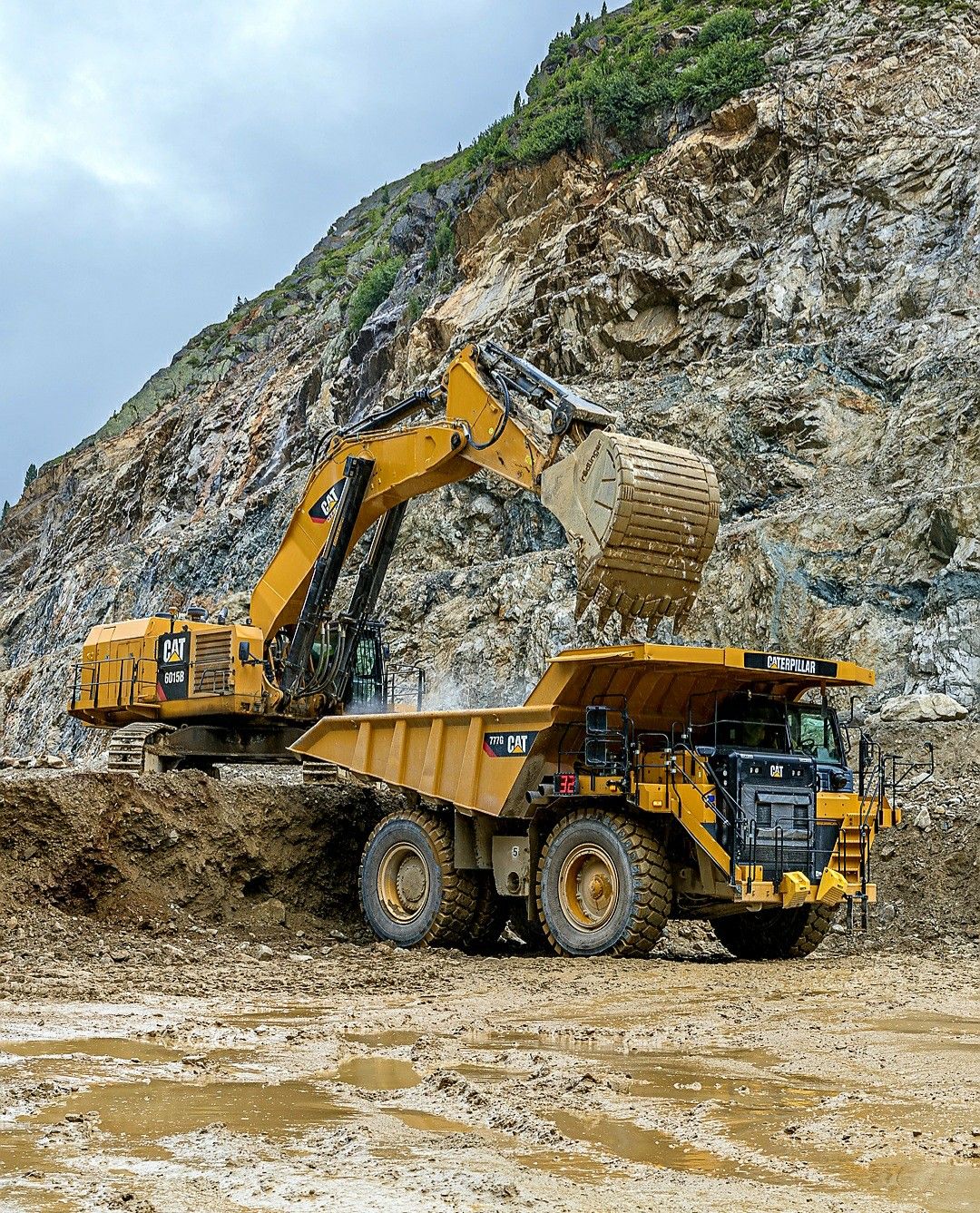 Retroexcavadora cargando material en un volquete