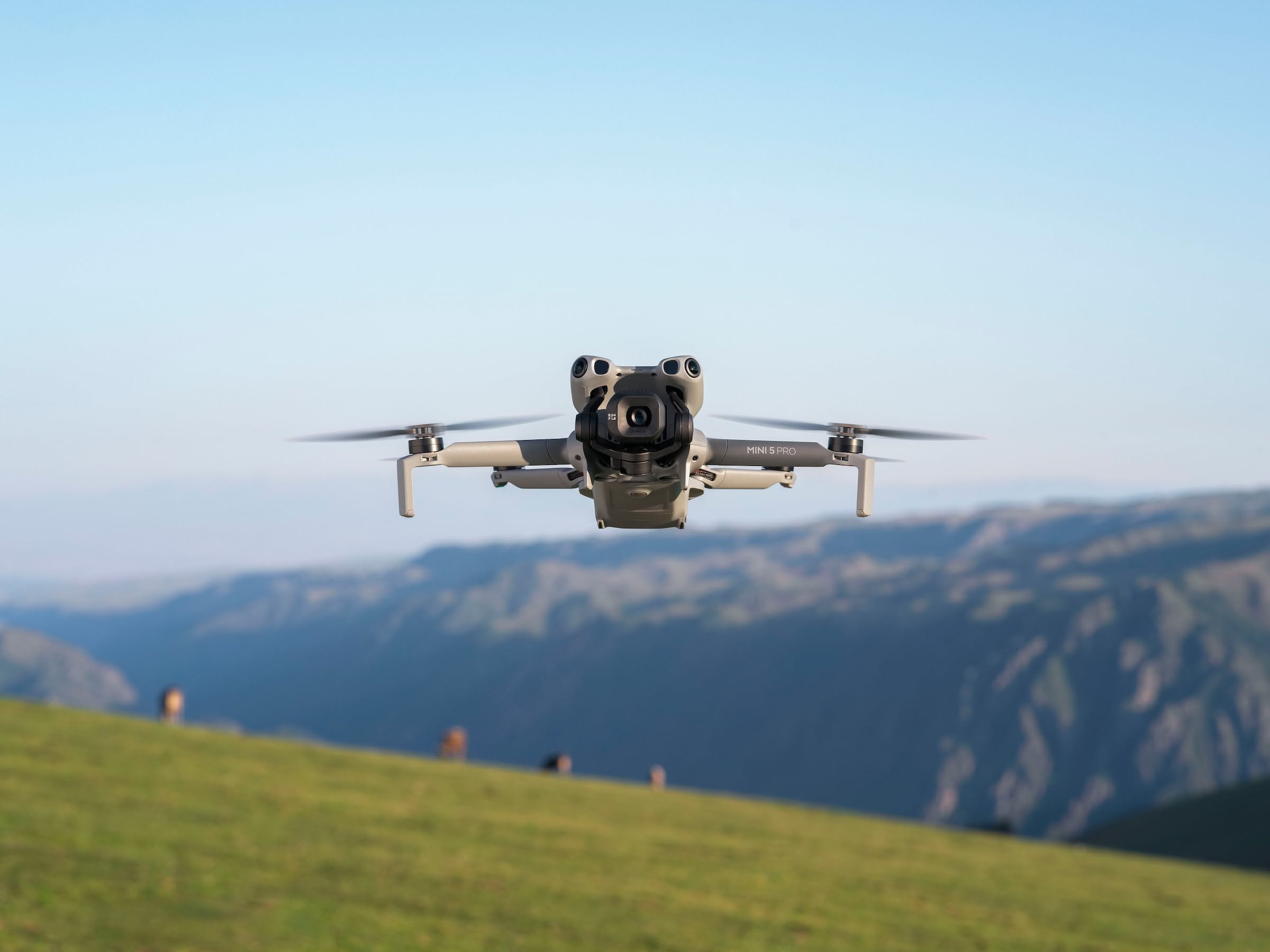 Drone en vuelo para captura aérea y puntos de control