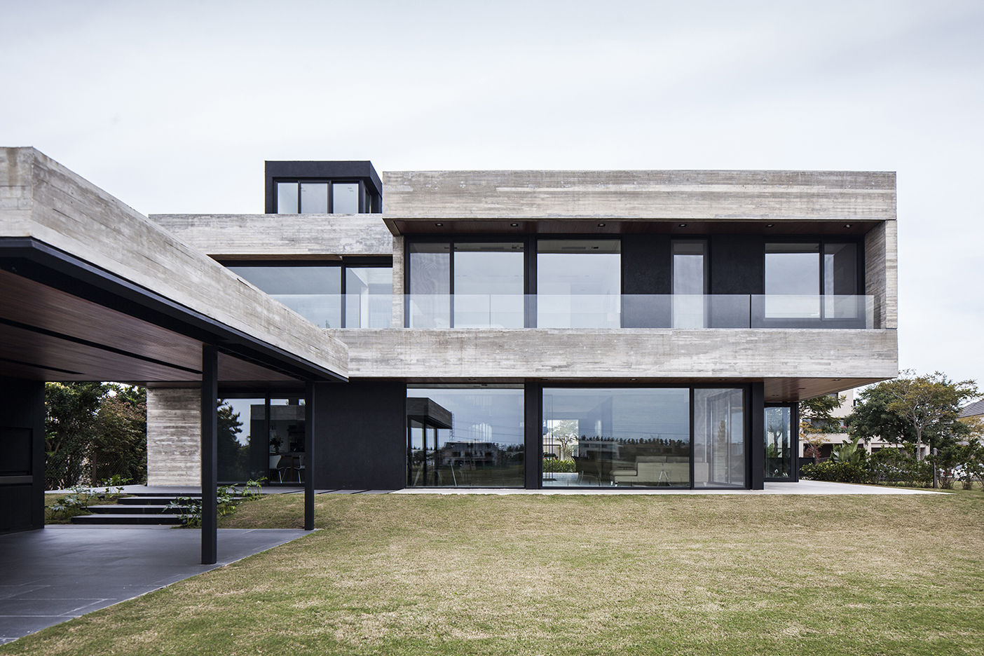 Fachada contemporánea de concreto y vidrio