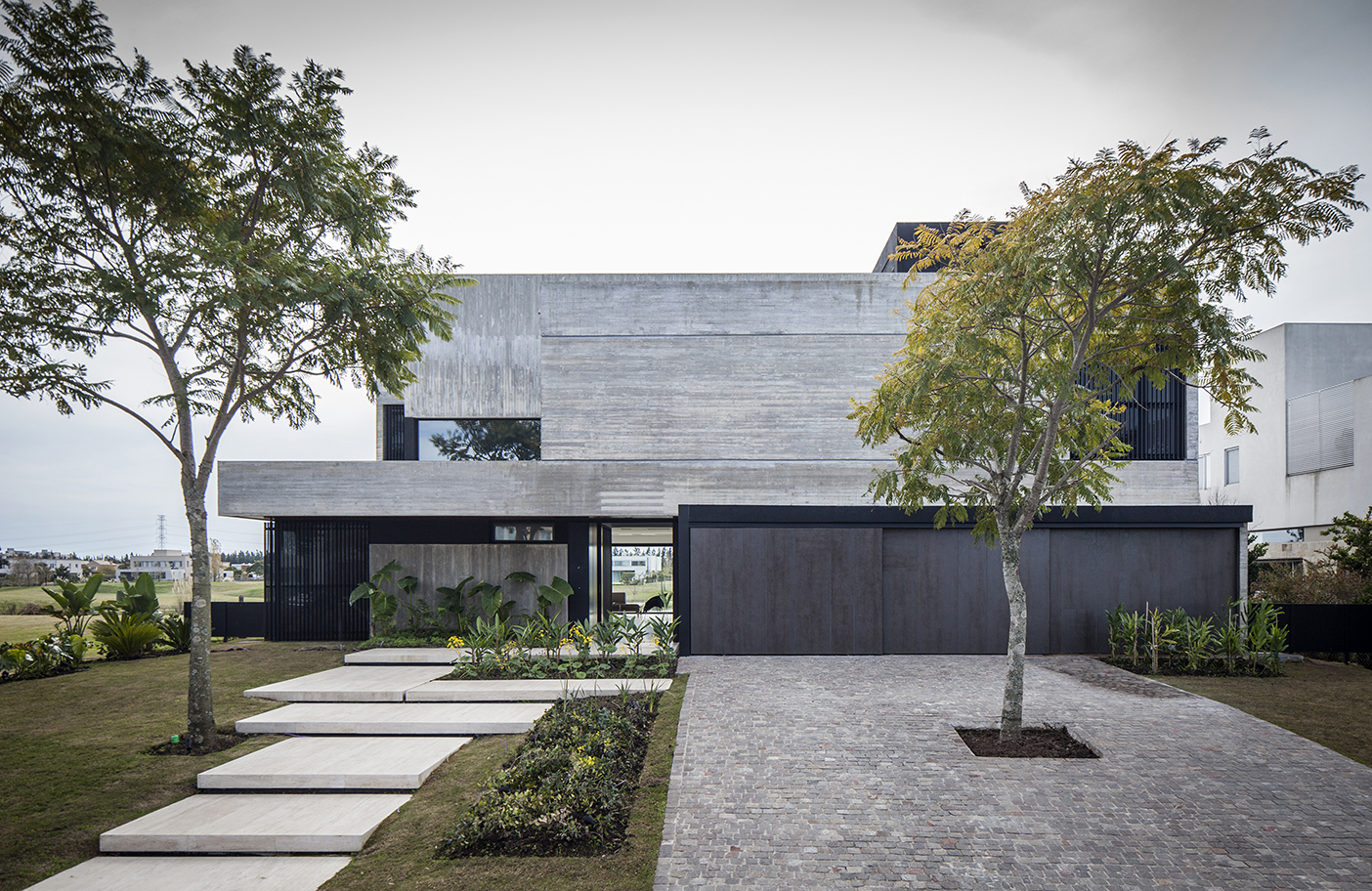 Ingreso de piedra y jardín