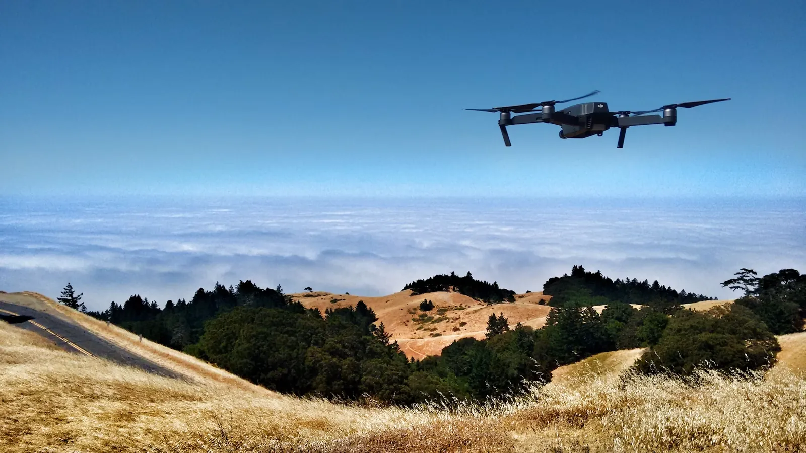 Drone en vuelo sobre el terreno durante un levantamiento fotogramétrico